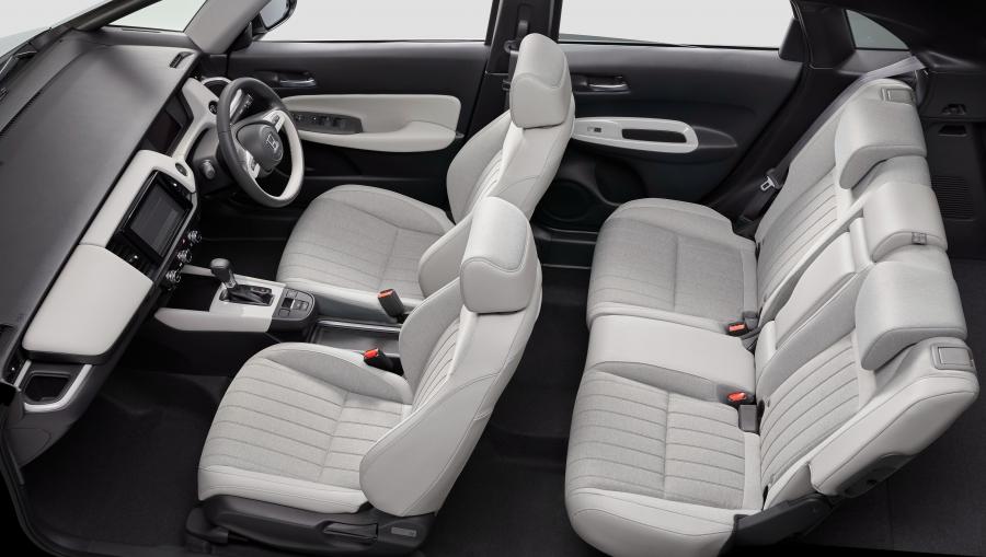 Интерьер Honda Fit e:HEV Home 2020 года  (JP) (фото 3 из 18)